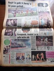 Milliyet Gazetesi - Turkish Newspaper - 9 Ocak 1983 - kent yaşamı yazan Mehmet Barlas Başmakale - konutları yarım kalan 81 bin üye kredi bekliyor - terörist Mehmet Ali Ağca Antonov'la yüzleştirildi - Diyarbakır'da çöken hicret apartmanın müteahhiti Abdülkerim Dalmış Suriye'ye kaçmak isterken yakalandı fotoğraf - mimarlar odası imar affı konusunda yanlış adımlar önlenmeli - Maliye Bakanı Adnan Beşer Kafaoğlu - MEYAK'tan alacaklıları 2. Boğaz köprüsü'ne ortak etmeyi düşünüyoruz - Kenan Evren serbest bölge çalışmalarının derhal başlamasını istedi - anayasa komisyonu Başkanı Orhan Aldıkaçtı'nın kızı Lale evlendi Fotoğrafı - Milli piyango Bu yıl 18 milyar ikramiye dağıtacak - Beyaz baston körler haftası başladı - İstanbul Belediye Başkanı Abdullah Tırtıl üç ay içinde 34 üstgeçit yapılacak - partilere devlet yardımı yapılmayacak - İstanbul'un gizli tarihi yazan Salah Birsel Yazı Dizisi - Frank Sinatra'nın konseri 55 dakika - Mine filmi başrolde Türkan Şoray Cihan Ünal ve Hümeyra sinemalarda