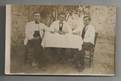 BİRİ SİGARA İÇEN ÜÇ BEYAZ CEKETLİ ADAMIN FOTOĞRAFI...