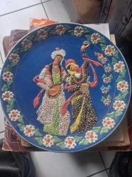 Kütahya çini el yapımı Türk çini sanatından esinlenen, minyatür motiflerle süslenmiş rölyef tasarımlı dekoratif bir çukur çini tabak çap 30 cm