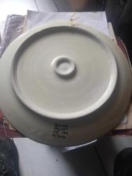 Kütahya çini el yapımı Türk çini sanatından esinlenen, minyatür motiflerle süslenmiş rölyef tasarımlı dekoratif bir çukur çini tabak çap 30 cm