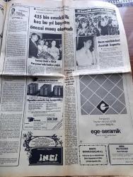 Yeni Asır Gazetesi - Turkish Newspaper - 15 Eylül 1977 - turistler Ege'yi St.Tropez'e çevirdi üstsüz güneşlenenler ortalıkta sevişenler fotoğraf - Halk Bankası 7.5 milyon dolandırıldı - bir şebeke şifreleri ele geçirdi ve ölmüş bir adamın kimliği ile çeşitli şubelerden para çekti - Bülent Ecevit dik dar eşiminde bile böyle bir iktidar yerinde kalamaz dedi - Necmettin Erbakan sanayide İstiklal savaşı başladı - Alparslan Türkeş düşmanlara karşı bütünleşelim - Süleyman Demirel zorlukları yenmek zorundayız - bayram günleri elektrik kısıntısı olmayacak - Avrupa kupası'nda sonuçlar - Aston Villa 4 Fenerbahçe 0 - Trabzonspor 1 Kopenhagen 0 - Belediye Başkanı İhsan Alyanak çay mahallesi'ni öfkelendirdi - Fatma Girik'e SSCB pavyonunda hediye yağdı - Bayram tebrik mesajları - Emel Sayın tam sayfa fotoğraf fuar lunapark gazinosunda - Emel Sayın Barış Manço Erol Evgin Nazan Şoray Nurhan Damcıoğlu Beyaz Kelebekler Fuar göl gazinosunda - Müzeyyen Senar Huysuz Virjin - Sezen Aksu - Gönül Yazar