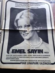 Yeni Asır Gazetesi - Turkish Newspaper - 15 Eylül 1977 - turistler Ege'yi St.Tropez'e çevirdi üstsüz güneşlenenler ortalıkta sevişenler fotoğraf - Halk Bankası 7.5 milyon dolandırıldı - bir şebeke şifreleri ele geçirdi ve ölmüş bir adamın kimliği ile çeşitli şubelerden para çekti - Bülent Ecevit dik dar eşiminde bile böyle bir iktidar yerinde kalamaz dedi - Necmettin Erbakan sanayide İstiklal savaşı başladı - Alparslan Türkeş düşmanlara karşı bütünleşelim - Süleyman Demirel zorlukları yenmek zorundayız - bayram günleri elektrik kısıntısı olmayacak - Avrupa kupası'nda sonuçlar - Aston Villa 4 Fenerbahçe 0 - Trabzonspor 1 Kopenhagen 0 - Belediye Başkanı İhsan Alyanak çay mahallesi'ni öfkelendirdi - Fatma Girik'e SSCB pavyonunda hediye yağdı - Bayram tebrik mesajları - Emel Sayın tam sayfa fotoğraf fuar lunapark gazinosunda - Emel Sayın Barış Manço Erol Evgin Nazan Şoray Nurhan Damcıoğlu Beyaz Kelebekler Fuar göl gazinosunda - Müzeyyen Senar Huysuz Virjin - Sezen Aksu - Gönül Yazar