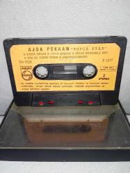 Kaset Süper star Ajda Pekkan süperstar 1 albümü. Orijinal 1977 Philips Kağıt Baskı. Kartoneti yok. Sorunsuz çalışıyor. ULTRA NADİR