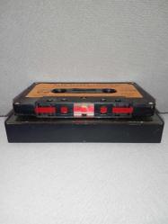 Kaset Süper star Ajda Pekkan süperstar 1 albümü. Orijinal 1977 Philips Kağıt Baskı. Kartoneti yok. Sorunsuz çalışıyor. ULTRA NADİR