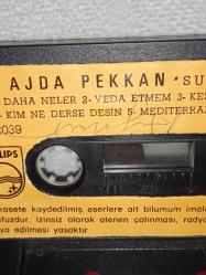 Kaset Süper star Ajda Pekkan süperstar 1 albümü. Orijinal 1977 Philips Kağıt Baskı. Kartoneti yok. Sorunsuz çalışıyor. ULTRA NADİR