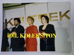 YEŞİLÇAM'IN SULTANI TÜRKAN ŞORAY'IN ORİJİNAL 3'LÜ FOTOĞRAF SETİ - 12,5 x 9 cm EBADINDA - THE MARMARA OTELİ'NDE DÜZENLENEN KELEBEK ÖDÜL TÖRENİNDE TÜRKAN ŞORAY SANATÇI DOSTLARI EMEL SAYIN, AJDA PEKKAN, MUAZZEZ ABACI, ZERRİN ÖZER, KAYAHAN, ZEKİ ALASYA, METİN AKPINAR ve TARIK AKAN'LA AYNI KAREDEYKEN ÇEKİLMİŞ NET KALİTEDE 3 FARKLI FOTOĞRAF... ÖZEL ARŞİV!