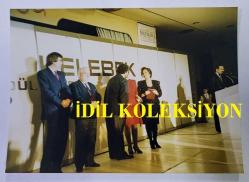 YEŞİLÇAM'IN SULTANI TÜRKAN ŞORAY'IN ORİJİNAL 3'LÜ FOTOĞRAF SETİ - 12,5 x 9 cm EBADINDA - THE MARMARA OTELİ'NDE DÜZENLENEN KELEBEK ÖDÜL TÖRENİNDE TÜRKAN ŞORAY SANATÇI DOSTLARI EMEL SAYIN, AJDA PEKKAN, MUAZZEZ ABACI, ZERRİN ÖZER, KAYAHAN, ZEKİ ALASYA, METİN AKPINAR ve TARIK AKAN'LA AYNI KAREDEYKEN ÇEKİLMİŞ NET KALİTEDE 3 FARKLI FOTOĞRAF... ÖZEL ARŞİV!