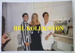 YEŞİLÇAM'IN SULTANI TÜRKAN ŞORAY'IN ORİJİNAL FOTOĞRAFI - 12,5 x 9 cm EBADINDA - YEŞİLÇAM'IN 4 YAPRAKLI YONCASINDAN TÜRKAN ŞORAY ve FİLİZ AKIN'IN HÜLYA AVŞAR'LA YAN YANA POZ VERDİKLERİ BİR HATIRA FOTOĞRAFI. NET KALİTEDE ORİJİNAL BASIM. 1993