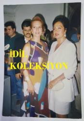 YEŞİLÇAM'IN SULTANI TÜRKAN ŞORAY'IN ORİJİNAL FOTOĞRAFI - 12,5 x 9 cm EBADINDA - YEŞİLÇAM'IN 4 YAPRAKLI YONCASINDAN TÜRKAN ŞORAY ve HÜLYA KOÇYİĞİT'İN YAN YANA POZ VERDİKLERİ NET KALİTEDE BİR HATIRA FOTOĞRAFI. HÜLYA KOÇYİĞİT RENGARENK ELBİSESİYLE DİKKAT ÇEKMEKTEDİR.