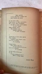 TÜRK DİLİ, AYLIK DİL VE YAZIN DERGİSİ - ARALIK 1974  SAYI: 279  TDK: TÜRK DİL KURUMU ÜZERİNE SORULAR VE YANITLAR - ATTİLA İLHAN: ŞİİR ÜZERİNE SORUSUZ KARŞILIKLAR - ATTİLA İLHAN: GÖZLÜKLÜ HAMDİ'NİN NOTLARI - KEMAL DEMİRAY: BİR YAZIM SORUNU: DE BAĞLACI - ALİM ŞERİF ONARAN: SİNEMADA DİL - SALAH BİRSEL: BOĞAZİÇİ YANDAN YANDAN - FAZIL HÜSNÜ DAĞLARCA: MUMLAR - NECATİ CUMALI: KÖSTEBEK - METİN ELOĞLU: ALACA - ALİ PÜSKÜLLÜOĞLU: SORULAR - HALUK AKER: SEVGİYİ AÇITIR DÜNYA - HALİL UYSAL: BOZYAZI - ÖZEL ARABUL: SU YANGINI - ENVER NACİ GÖKŞEN: ÇIKMA DURUMU (-DEN) VE KAPSAMI - CAHİT ÖZTELLI: KOLAY SANILAN HALK EDEBİYATI - MEHMET SEYDA: ROMANCI GÜNLÜĞÜ - TERİM SÖZLÜKLERİMİZDEN ÖRNEKLER - BURHAN ARPAD: KEMAL AĞABEY ÖLDÜ - SAADET TIMUR ULÇUGÜR: BEKİRLER - MUZAFFER IZCÜ: ÜZERİNİZDE ESKİSİN BAYRAM ALİ BEY - YAMAN ÖRS: TİP DİLİNİ SADELEŞTİRME ÇABALARI - MUZAFFER UYGUNER: TÜRK FELSEFESİNİN BOYUTLARI - EMİN RECEBOĞLU: DÜNYA ŞİİRİ -  60 SAYFA