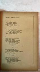 TÜRK DİLİ, AYLIK DİL VE YAZIN DERGİSİ - ARALIK 1974  SAYI: 279  TDK: TÜRK DİL KURUMU ÜZERİNE SORULAR VE YANITLAR - ATTİLA İLHAN: ŞİİR ÜZERİNE SORUSUZ KARŞILIKLAR - ATTİLA İLHAN: GÖZLÜKLÜ HAMDİ'NİN NOTLARI - KEMAL DEMİRAY: BİR YAZIM SORUNU: DE BAĞLACI - ALİM ŞERİF ONARAN: SİNEMADA DİL - SALAH BİRSEL: BOĞAZİÇİ YANDAN YANDAN - FAZIL HÜSNÜ DAĞLARCA: MUMLAR - NECATİ CUMALI: KÖSTEBEK - METİN ELOĞLU: ALACA - ALİ PÜSKÜLLÜOĞLU: SORULAR - HALUK AKER: SEVGİYİ AÇITIR DÜNYA - HALİL UYSAL: BOZYAZI - ÖZEL ARABUL: SU YANGINI - ENVER NACİ GÖKŞEN: ÇIKMA DURUMU (-DEN) VE KAPSAMI - CAHİT ÖZTELLI: KOLAY SANILAN HALK EDEBİYATI - MEHMET SEYDA: ROMANCI GÜNLÜĞÜ - TERİM SÖZLÜKLERİMİZDEN ÖRNEKLER - BURHAN ARPAD: KEMAL AĞABEY ÖLDÜ - SAADET TIMUR ULÇUGÜR: BEKİRLER - MUZAFFER IZCÜ: ÜZERİNİZDE ESKİSİN BAYRAM ALİ BEY - YAMAN ÖRS: TİP DİLİNİ SADELEŞTİRME ÇABALARI - MUZAFFER UYGUNER: TÜRK FELSEFESİNİN BOYUTLARI - EMİN RECEBOĞLU: DÜNYA ŞİİRİ -  60 SAYFA