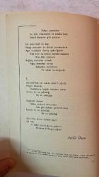 TÜRK DİLİ, AYLIK DİL VE YAZIN DERGİSİ - ARALIK 1974  SAYI: 279  TDK: TÜRK DİL KURUMU ÜZERİNE SORULAR VE YANITLAR - ATTİLA İLHAN: ŞİİR ÜZERİNE SORUSUZ KARŞILIKLAR - ATTİLA İLHAN: GÖZLÜKLÜ HAMDİ'NİN NOTLARI - KEMAL DEMİRAY: BİR YAZIM SORUNU: DE BAĞLACI - ALİM ŞERİF ONARAN: SİNEMADA DİL - SALAH BİRSEL: BOĞAZİÇİ YANDAN YANDAN - FAZIL HÜSNÜ DAĞLARCA: MUMLAR - NECATİ CUMALI: KÖSTEBEK - METİN ELOĞLU: ALACA - ALİ PÜSKÜLLÜOĞLU: SORULAR - HALUK AKER: SEVGİYİ AÇITIR DÜNYA - HALİL UYSAL: BOZYAZI - ÖZEL ARABUL: SU YANGINI - ENVER NACİ GÖKŞEN: ÇIKMA DURUMU (-DEN) VE KAPSAMI - CAHİT ÖZTELLI: KOLAY SANILAN HALK EDEBİYATI - MEHMET SEYDA: ROMANCI GÜNLÜĞÜ - TERİM SÖZLÜKLERİMİZDEN ÖRNEKLER - BURHAN ARPAD: KEMAL AĞABEY ÖLDÜ - SAADET TIMUR ULÇUGÜR: BEKİRLER - MUZAFFER IZCÜ: ÜZERİNİZDE ESKİSİN BAYRAM ALİ BEY - YAMAN ÖRS: TİP DİLİNİ SADELEŞTİRME ÇABALARI - MUZAFFER UYGUNER: TÜRK FELSEFESİNİN BOYUTLARI - EMİN RECEBOĞLU: DÜNYA ŞİİRİ -  60 SAYFA