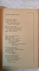 TÜRK DİLİ, AYLIK DİL VE YAZIN DERGİSİ - ARALIK 1974  SAYI: 279  TDK: TÜRK DİL KURUMU ÜZERİNE SORULAR VE YANITLAR - ATTİLA İLHAN: ŞİİR ÜZERİNE SORUSUZ KARŞILIKLAR - ATTİLA İLHAN: GÖZLÜKLÜ HAMDİ'NİN NOTLARI - KEMAL DEMİRAY: BİR YAZIM SORUNU: DE BAĞLACI - ALİM ŞERİF ONARAN: SİNEMADA DİL - SALAH BİRSEL: BOĞAZİÇİ YANDAN YANDAN - FAZIL HÜSNÜ DAĞLARCA: MUMLAR - NECATİ CUMALI: KÖSTEBEK - METİN ELOĞLU: ALACA - ALİ PÜSKÜLLÜOĞLU: SORULAR - HALUK AKER: SEVGİYİ AÇITIR DÜNYA - HALİL UYSAL: BOZYAZI - ÖZEL ARABUL: SU YANGINI - ENVER NACİ GÖKŞEN: ÇIKMA DURUMU (-DEN) VE KAPSAMI - CAHİT ÖZTELLI: KOLAY SANILAN HALK EDEBİYATI - MEHMET SEYDA: ROMANCI GÜNLÜĞÜ - TERİM SÖZLÜKLERİMİZDEN ÖRNEKLER - BURHAN ARPAD: KEMAL AĞABEY ÖLDÜ - SAADET TIMUR ULÇUGÜR: BEKİRLER - MUZAFFER IZCÜ: ÜZERİNİZDE ESKİSİN BAYRAM ALİ BEY - YAMAN ÖRS: TİP DİLİNİ SADELEŞTİRME ÇABALARI - MUZAFFER UYGUNER: TÜRK FELSEFESİNİN BOYUTLARI - EMİN RECEBOĞLU: DÜNYA ŞİİRİ -  60 SAYFA
