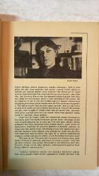 TÜRK DİLİ, AYLIK DİL VE YAZIN DERGİSİ - ARALIK 1974  SAYI: 279  TDK: TÜRK DİL KURUMU ÜZERİNE SORULAR VE YANITLAR - ATTİLA İLHAN: ŞİİR ÜZERİNE SORUSUZ KARŞILIKLAR - ATTİLA İLHAN: GÖZLÜKLÜ HAMDİ'NİN NOTLARI - KEMAL DEMİRAY: BİR YAZIM SORUNU: DE BAĞLACI - ALİM ŞERİF ONARAN: SİNEMADA DİL - SALAH BİRSEL: BOĞAZİÇİ YANDAN YANDAN - FAZIL HÜSNÜ DAĞLARCA: MUMLAR - NECATİ CUMALI: KÖSTEBEK - METİN ELOĞLU: ALACA - ALİ PÜSKÜLLÜOĞLU: SORULAR - HALUK AKER: SEVGİYİ AÇITIR DÜNYA - HALİL UYSAL: BOZYAZI - ÖZEL ARABUL: SU YANGINI - ENVER NACİ GÖKŞEN: ÇIKMA DURUMU (-DEN) VE KAPSAMI - CAHİT ÖZTELLI: KOLAY SANILAN HALK EDEBİYATI - MEHMET SEYDA: ROMANCI GÜNLÜĞÜ - TERİM SÖZLÜKLERİMİZDEN ÖRNEKLER - BURHAN ARPAD: KEMAL AĞABEY ÖLDÜ - SAADET TIMUR ULÇUGÜR: BEKİRLER - MUZAFFER IZCÜ: ÜZERİNİZDE ESKİSİN BAYRAM ALİ BEY - YAMAN ÖRS: TİP DİLİNİ SADELEŞTİRME ÇABALARI - MUZAFFER UYGUNER: TÜRK FELSEFESİNİN BOYUTLARI - EMİN RECEBOĞLU: DÜNYA ŞİİRİ -  60 SAYFA