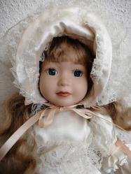 40 cm SARAH KAY ŞAPKALI PORSELEN BEBEK ÇOK GÜZEL KUSURSUZ STAND HARİÇ