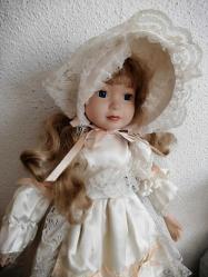 40 cm SARAH KAY ŞAPKALI PORSELEN BEBEK ÇOK GÜZEL KUSURSUZ STAND HARİÇ