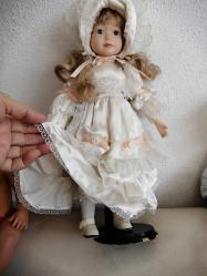 40 cm SARAH KAY ŞAPKALI PORSELEN BEBEK ÇOK GÜZEL KUSURSUZ STAND HARİÇ