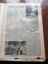 Vatan Rize Özel Gazetesi - Turkish Newspaper - 17 Eylül 1952 - Rize'de çay ekilen arazi genişlemektedir - Rize'deki hızırlarımız kimlerdir - Rize'de mahalli kıyafet ile bir köylü kadın fotoğraf - yeni hidroelektrik santralini kurulacağı taşlıdere mevki fotoğraf - Rize'ye bol elektrik geliyor - Türkiye çay sahası yazan Asım Zihnioğlu - Rize'nin coğrafi durumu - Rize'de meyvacılık - Çayeli Rize'nin şirin bir kazasıdır fotoğraf - Yeşil Rize yurdun en çok yağmur yağan bu şirin köşesi sırf yeşilden örülmüş bir demet gibidir fotoğraf - Rize'nin tarihinde yer almış olan meşhur kıyafet Zıpka fotoğraf - Türkiye'nin çay dünyası yazan Ahmet Emin Yalman - Rize çocuk bakımevinde Ahmet Emin Yalman kimsesiz çocuklarla fotoğraf - Rize Çay fabrikası fotoğraf - Rize'de politika hayatı - Mehmet Mataracı fotoğraf - Rize'de aile bağları kuvvetlidir - Rize cezaevi müdürü Faik Sancaklar - Pazar kaymakamı Hüseyin Köseoğlu - Rize Cumhuriyet savcı yardımcısı Enver Çevik - Rize CHP başkanı M. Ali Kumbasar