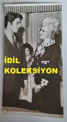 KADİR İNANIR'IN ORİJİNAL FOTOĞRAFI - 18 x 9,5 cm EBADINDA - KADİR İNANIR ve SEVİM TUNA, SOHBET EDERLERKEN ÇEKİLMİŞ BİR KARE
