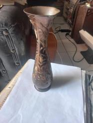 Erzincan bölgesinin geleneksel metal işçiliğini yansıtan, el işçiliği ile oyulmuş çiçek motiflerine sahip Türk yapımı antika bakır bir vazodur.  Yükseklik 22 cm
