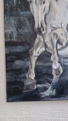 Asaletin Adımı – Beyaz At Figürlü Akrilik Tablo (50x70 cm)