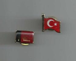 1 ATATÜRK RESİMLİ CHP ROZETİ + 1 TÜRK BAYRAĞI ROZETİ...