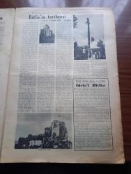 Vatan Bitlis Gazetesi - Turkish Newspaper - 8 Temmuz 1953 - Bitlis'ten bir köşe fotoğraf - Mutki Ve Hizan - Van gölü kıyılarında tabiat güzelliklerinden Reşadiye nahiyesinde bir manzara fotoğraf - göl kenarında cennet Tatvan - Bitlis'in tarihçesi yazan Feridun Fazıl Tülbentçi - büyük devlet adamı ve tarihçi İdris'i Bitlisi - Bitlis'teki tarihi eserlerden gökmeydan camii fotoğraf - Denizcilik Bankası Van gölü işletmesi  Yazan Kemal Aydar - Bitlis Valisi Nadir Tüzün - Emniyet Müdürü Tevfik Doku - Bitlis Cumhuriyet savcısı Abidin Önortaç - medeniyet kervanı şark yolunda yazan Kemal Aydar - Bitlis'te maarif işleri - Bitlis'te banka işleri - Bitlis'te basın - bu dere baştan başa Ayvalı Bağ yazan Ali Saraçoğlu - Bitlis çarşısı'nda faaliyet Fotoğrafı - Şeyhlik ve ağalık dertlerine deva lazım - Şark vilayetlerimizin ıslahı lazımdır yazar Refik Noyan - nemrut dağının tepesindeki krater gölü bir tabiat harikasıdır fotoğraf - Tug'da bir köy düğünü Fotoğrafı - Hartalan Bitlis yolundaki delikli taş