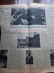 Vatan Bitlis Gazetesi - Turkish Newspaper - 8 Temmuz 1953 - Bitlis'ten bir köşe fotoğraf - Mutki Ve Hizan - Van gölü kıyılarında tabiat güzelliklerinden Reşadiye nahiyesinde bir manzara fotoğraf - göl kenarında cennet Tatvan - Bitlis'in tarihçesi yazan Feridun Fazıl Tülbentçi - büyük devlet adamı ve tarihçi İdris'i Bitlisi - Bitlis'teki tarihi eserlerden gökmeydan camii fotoğraf - Denizcilik Bankası Van gölü işletmesi  Yazan Kemal Aydar - Bitlis Valisi Nadir Tüzün - Emniyet Müdürü Tevfik Doku - Bitlis Cumhuriyet savcısı Abidin Önortaç - medeniyet kervanı şark yolunda yazan Kemal Aydar - Bitlis'te maarif işleri - Bitlis'te banka işleri - Bitlis'te basın - bu dere baştan başa Ayvalı Bağ yazan Ali Saraçoğlu - Bitlis çarşısı'nda faaliyet Fotoğrafı - Şeyhlik ve ağalık dertlerine deva lazım - Şark vilayetlerimizin ıslahı lazımdır yazar Refik Noyan - nemrut dağının tepesindeki krater gölü bir tabiat harikasıdır fotoğraf - Tug'da bir köy düğünü Fotoğrafı - Hartalan Bitlis yolundaki delikli taş