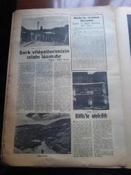 Vatan Bitlis Gazetesi - Turkish Newspaper - 8 Temmuz 1953 - Bitlis'ten bir köşe fotoğraf - Mutki Ve Hizan - Van gölü kıyılarında tabiat güzelliklerinden Reşadiye nahiyesinde bir manzara fotoğraf - göl kenarında cennet Tatvan - Bitlis'in tarihçesi yazan Feridun Fazıl Tülbentçi - büyük devlet adamı ve tarihçi İdris'i Bitlisi - Bitlis'teki tarihi eserlerden gökmeydan camii fotoğraf - Denizcilik Bankası Van gölü işletmesi  Yazan Kemal Aydar - Bitlis Valisi Nadir Tüzün - Emniyet Müdürü Tevfik Doku - Bitlis Cumhuriyet savcısı Abidin Önortaç - medeniyet kervanı şark yolunda yazan Kemal Aydar - Bitlis'te maarif işleri - Bitlis'te banka işleri - Bitlis'te basın - bu dere baştan başa Ayvalı Bağ yazan Ali Saraçoğlu - Bitlis çarşısı'nda faaliyet Fotoğrafı - Şeyhlik ve ağalık dertlerine deva lazım - Şark vilayetlerimizin ıslahı lazımdır yazar Refik Noyan - nemrut dağının tepesindeki krater gölü bir tabiat harikasıdır fotoğraf - Tug'da bir köy düğünü Fotoğrafı - Hartalan Bitlis yolundaki delikli taş