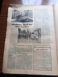 Vatan İstanbul 4 Özel Gazetesi - Turkish Newspaper - 18 Haziran 1952 - fakir Üsküdar'ın saltanatı - Üsküdar iskele meydanı'ndan bir fotoğraf - kumkapı'da dertli bir yerdir fotoğraf - beyazıt'ta parkın duvarı üzerinde dinlenenler fotoğraf - Kartal Pendik Maltepe ve Bostancıların istedikleri - İstanbul sokaklarında yere tüküren mendilsiz bir genç fotoğraf - plaj istemeyen bir kaza Silivri - suyu olmayan kaplıca şehri Yalova - Kadıköy iskele meydanı'ndan bir görünüş - Kuruçeşme ihmale uğrayan bir yerdir - yeni yapılan Levent Mahallesi'ndeki köşkler fotoğraf - Sultanhamamı'nda yalnız kumaş satılmaz fotoğraf - İstanbul çeşme ve sebilleri yazan Reşat Beyatlı - Gecekondu davası mühim bir davadır - Mecidiyeköy'de yapılmış olan gecekondular fotoğraf - nüfusu gündüz artan Eminönü - İstiklal caddesi'nden bir görünüş - İstanbul'un derdi bol olan semtleri - Şile turist şehri olmak için çabalıyor - Çatalca'nın iktisadi vaziyeti bozuluyor - kazlıçeşme'deki villaya benzeyen gecekondular fotoğraf