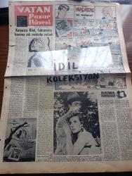 Vatan Pazar Gazetesi - Turkish Newspaper - 22 Ağustos 1954 - karpuzcu Bilal Fahrunnisa hanıma aşk mektubu yolladı yazan Adnan Veli - haftalık Hoş Memo Kel Agucuklar karikatür - sinema dünyasından haberler - Kral Richard ve ehl-i salipler adlı filmin Savaş sahnelerini rejisör David Butler helikopteri binmek suretiyle havadan kontrol etmektedir - sinema tarihinde pek az yıldız Grace Kelly kadar çabuk şöhrete ulaşmıştır - birleşen ruhlar filmi tamamlandı başrollerde Bülent Oran ile Muhterem Nur fotoğraf - Kaptan Edi Büdü karikatür - Ev Kadın Moda - az parça ile çok kılık nasıl temin edilebilir - Christian Dior'un bir modeli - güdümlü edebiyat yazan Oktay Akbal - hikaye habersiz yazan Özcan Ergüder - motorlu tren şiiri yazan Cenap Ş. Gedikoğlu - küçük sahnenin yeni mevsime Shakespeare'in Hamlet'i ile gireceği rejisör Muhsin Ertuğrul tarafından aktörlere bildirilmiştir - Beşinci milletlerarası sanat tenkitçileri kongresi - dünyanın en lüks evi inşa edildi fotoğraf - Napolyon'un imzaları