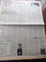 Vatan Pazar Gazetesi - Turkish Newspaper - 22 Ağustos 1954 - karpuzcu Bilal Fahrunnisa hanıma aşk mektubu yolladı yazan Adnan Veli - haftalık Hoş Memo Kel Agucuklar karikatür - sinema dünyasından haberler - Kral Richard ve ehl-i salipler adlı filmin Savaş sahnelerini rejisör David Butler helikopteri binmek suretiyle havadan kontrol etmektedir - sinema tarihinde pek az yıldız Grace Kelly kadar çabuk şöhrete ulaşmıştır - birleşen ruhlar filmi tamamlandı başrollerde Bülent Oran ile Muhterem Nur fotoğraf - Kaptan Edi Büdü karikatür - Ev Kadın Moda - az parça ile çok kılık nasıl temin edilebilir - Christian Dior'un bir modeli - güdümlü edebiyat yazan Oktay Akbal - hikaye habersiz yazan Özcan Ergüder - motorlu tren şiiri yazan Cenap Ş. Gedikoğlu - küçük sahnenin yeni mevsime Shakespeare'in Hamlet'i ile gireceği rejisör Muhsin Ertuğrul tarafından aktörlere bildirilmiştir - Beşinci milletlerarası sanat tenkitçileri kongresi - dünyanın en lüks evi inşa edildi fotoğraf - Napolyon'un imzaları