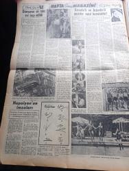 Vatan Pazar Gazetesi - Turkish Newspaper - 22 Ağustos 1954 - karpuzcu Bilal Fahrunnisa hanıma aşk mektubu yolladı yazan Adnan Veli - haftalık Hoş Memo Kel Agucuklar karikatür - sinema dünyasından haberler - Kral Richard ve ehl-i salipler adlı filmin Savaş sahnelerini rejisör David Butler helikopteri binmek suretiyle havadan kontrol etmektedir - sinema tarihinde pek az yıldız Grace Kelly kadar çabuk şöhrete ulaşmıştır - birleşen ruhlar filmi tamamlandı başrollerde Bülent Oran ile Muhterem Nur fotoğraf - Kaptan Edi Büdü karikatür - Ev Kadın Moda - az parça ile çok kılık nasıl temin edilebilir - Christian Dior'un bir modeli - güdümlü edebiyat yazan Oktay Akbal - hikaye habersiz yazan Özcan Ergüder - motorlu tren şiiri yazan Cenap Ş. Gedikoğlu - küçük sahnenin yeni mevsime Shakespeare'in Hamlet'i ile gireceği rejisör Muhsin Ertuğrul tarafından aktörlere bildirilmiştir - Beşinci milletlerarası sanat tenkitçileri kongresi - dünyanın en lüks evi inşa edildi fotoğraf - Napolyon'un imzaları