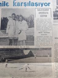 Vatan Pazar Gazetesi - Turkish Newspaper - 22 Ağustos 1954 - karpuzcu Bilal Fahrunnisa hanıma aşk mektubu yolladı yazan Adnan Veli - haftalık Hoş Memo Kel Agucuklar karikatür - sinema dünyasından haberler - Kral Richard ve ehl-i salipler adlı filmin Savaş sahnelerini rejisör David Butler helikopteri binmek suretiyle havadan kontrol etmektedir - sinema tarihinde pek az yıldız Grace Kelly kadar çabuk şöhrete ulaşmıştır - birleşen ruhlar filmi tamamlandı başrollerde Bülent Oran ile Muhterem Nur fotoğraf - Kaptan Edi Büdü karikatür - Ev Kadın Moda - az parça ile çok kılık nasıl temin edilebilir - Christian Dior'un bir modeli - güdümlü edebiyat yazan Oktay Akbal - hikaye habersiz yazan Özcan Ergüder - motorlu tren şiiri yazan Cenap Ş. Gedikoğlu - küçük sahnenin yeni mevsime Shakespeare'in Hamlet'i ile gireceği rejisör Muhsin Ertuğrul tarafından aktörlere bildirilmiştir - Beşinci milletlerarası sanat tenkitçileri kongresi - dünyanın en lüks evi inşa edildi fotoğraf - Napolyon'un imzaları