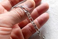 Figaro model Bay-Bayan Pirinç kolye. 47cm boyunda. 5mm genişliğinde. Gümüş renginde ve rodajlıdır, Kararmaz.