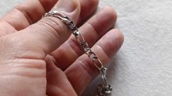 Figaro model Bay-Bayan Pirinç kolye. 47cm boyunda. 5mm genişliğinde. Gümüş renginde ve rodajlıdır, Kararmaz.