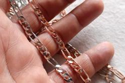 Figaro model Bay-Bayan Pirinç kolye. 47cm boyunda. 5mm genişliğinde. Gümüş renginde ve rodajlıdır, Kararmaz.