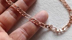 Figaro model Bay-Bayan Pirinç kolye. 47cm boyunda. 5mm genişliğinde. Rose Gold renginde, Kararmaz.