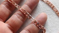 Figaro model Bay-Bayan Pirinç kolye. 47cm boyunda. 5mm genişliğinde. Rose Gold renginde, Kararmaz.