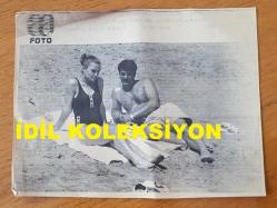 KADİR İNANIR'IN AJANS-BASIN FOTOĞRAFI (KAĞIT BASKI) - 17 x 13 cm EBADINDA - KADİR İNANIR, '''SEN DE YÜREĞİNDE SEVGİYE YER AÇ (1987)'' ADLI FİLMDE SİBEL TURNAGÖL'LE BİRLİKTE ŞİLE SAHİLİNDE