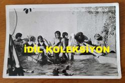 KADİR İNANIR'IN ORİJİNAL FOTOĞRAFI - 18 x 12 cm EBADINDA - KADİR İNANIR BİR FİLM SAHNESİNDE COŞKUN GÖĞEN (TECAVÜZCÜ COŞKUN) İLE HAVUZDA AYNI KAREDE