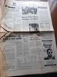 Dünya Gazetesi - Turkish Newspaper - 14 Mayıs 1972 - Suat Hayri Ürgüplü hükümeti açıkladı - kabine 9 Adalet Partili 5 CHP'li 2 MGP'li 3 DP'li 5 bağımsız üyeden Kurulu - İskender Cenap Ege Gençlik ve Spor Bakanı oldu - sınıfta kalma usulünün kaldırılması düşünülüyor - başbakan adayı Suat Hayri Ürgüplü Süleyman Demirel ile yaptığı görüşmeden sonra görülüyor fotoğraf - sabıkalılar toplatıldı - Ordu ne istiyor yazan M. Emin Aytekin - 47 il başkanının genel başkan adayı Bülent Ecevit - uzay otobüsleri için NASA'ya teklif yapıldı - kadınlarda FBI ajansı olabilecek - İstanbul Ankara radyo programı - sinema üzerine bir araştırma komedinin altın çağı yazan James Agee - Saygon'daki polonyalılar kapı dışarı ediliyor - Fenerbahçe'de futbol oynamam diyen Ostojic ani olarak belgrad'a gitti - Amigo Orhan Beşiktaş için canımı veririm fotoğraf - Eşref Aydın Fenerbahçe'de Genel sekreterlik görevinden istifa etti fotoğraf - Galatasaray Şeref turuna hazırlanıyor -Giresunspor Vefa önünde galibiyeti kaçırdı