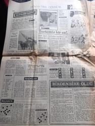 Dünya Gazetesi - Turkish Newspaper - 14 Mayıs 1972 - Suat Hayri Ürgüplü hükümeti açıkladı - kabine 9 Adalet Partili 5 CHP'li 2 MGP'li 3 DP'li 5 bağımsız üyeden Kurulu - İskender Cenap Ege Gençlik ve Spor Bakanı oldu - sınıfta kalma usulünün kaldırılması düşünülüyor - başbakan adayı Suat Hayri Ürgüplü Süleyman Demirel ile yaptığı görüşmeden sonra görülüyor fotoğraf - sabıkalılar toplatıldı - Ordu ne istiyor yazan M. Emin Aytekin - 47 il başkanının genel başkan adayı Bülent Ecevit - uzay otobüsleri için NASA'ya teklif yapıldı - kadınlarda FBI ajansı olabilecek - İstanbul Ankara radyo programı - sinema üzerine bir araştırma komedinin altın çağı yazan James Agee - Saygon'daki polonyalılar kapı dışarı ediliyor - Fenerbahçe'de futbol oynamam diyen Ostojic ani olarak belgrad'a gitti - Amigo Orhan Beşiktaş için canımı veririm fotoğraf - Eşref Aydın Fenerbahçe'de Genel sekreterlik görevinden istifa etti fotoğraf - Galatasaray Şeref turuna hazırlanıyor -Giresunspor Vefa önünde galibiyeti kaçırdı