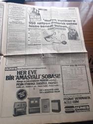 Güneş Gazetesi - Turkish Newspaper - 19 Eylül 1982 - Cumhurbaşkanı seçimi ve referandum yazan Güneri Cıvaoğlu Başmakale - NBC iddiası Mehmet Ali Ağca'nın arkasında KGB var - İstanbul'u ilkel insanlar bastı Yor'un öyküsü adlı filmin sanatçıları Fotoğrafı - Kenan Evren kasımda anayasa oylaması ile birlikte Cumhurbaşkanı seçilecek - Bedri Koraman danışma meclisinde karikatür - Kenan Evren Afgan göçmen köyünü gezdi - Kıbrıs'taki Melkonyan şatosu  Ermeni terör üssü mü gerçek bir kolej mi - Altın portakal için 8 film yarışacak Çiçek Abbas'ta bu filmler arasında - Prenses Grace'in cenaze töreninde Prens Rainier gözyaşlarını tutamadı fotoğraf - Paris'te Atatürk Kültür merkezi açıldı - her ders kitabında Atatürk'ün gençliğe hitabesi yer alacak - ilericilik gericilik tekelleri de aşılmaktadır yazan Çetin Altan - Vatikan Babaları - at yarışları - televizyonda bugün - Galatasaray Sarıyeri 2-1 mağlup etti - Tanrı Maradona'yı korusun - hayırlı olsun Fenerbahçe stadı bugün açılıyor fotoğraf