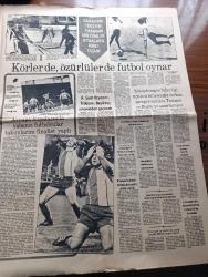 İstanbul Gazetesi - Turkish Newspaper - 25 Nisan 1980 - Kaçak yazan Necip Fazıl Kısakürek - Sıkıyönetim  İstanbul'da 1 Mayıs gösterilerini yasakladı - İran ordusu Kürtlerle savaşıyor - Tahran zorla Moskova'nın yanına itiliyor - idamı kaldıralım veya idam kararlarını tasdik ederim - Anthony Thomas yaptığı filmle ingiltere'yi İslam dünyası karşısında zor duruma sokağın televizyon yapımcısı fotoğraf - kızıllar iç savaş provası yapıyor - komutanlar 4 ay önce partileri ikaz etmişti - Genelkurmay Başkanı  Kenan Evren'in mektubu - Diyarbakır'da dün biri polis 4 kişi öldürüldü - solcuların vurduğu öğretmen öldü - binbir yüzlü Prens Charles fotoğraf - Süleyman Demirel özel sektörü her yönüyle destekliyor fotoğraf - Sakıp Sabancı tekstil sanayisinde Türkiye'nin 1 numaralı ismi - Vehbi Koç montaj sanayinde tek adam her dala atlıyor - Korkunun gölgesinde polisiye roman - körler de özürlüler de futbol oynar - Trabzonspor Beşiktaş maç öncesi Ahmet Suat Özyazıcı iddialı - TV programı