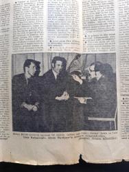 Cumhuriyet Sanat Edebiyat Gazetesi - Turkish Newspaper - Nisan 1971 - şiirin olanakları yazan Necati Cumalı - İki Kemaller yazan Françoise Wagener - çağın tanığı bir yazar olarak Cevat Fehmi Başkut fotoğraflar Ara Güler - evlatlıklar yazan Rauf Mutluay - hikayemizde iki yeni imza yazan Adnan Özyalçıner - hikaye büyük ödülünü kazanan iki sanatçı Osman Şahin ve Ümit İlhan Kaftancıoğlu Adnan Özyalçıner'in sorularını cevaplandırırken fotoğraf - Ökkeş ve Maraş'ın destanı'ndan yazan Gülten Akın - şafağın demircisi  yazan Tekin Sönmez - felsefenin sefaleti üzerine - TRT'de resim heykel yazan Sezer Tansuğ - Şikago mezbahası yazan Salah Birsel - Milli Eğitim bakanlığı yayınlarından 1000 Temel Eser Serisi - dergiler arasında yazan Fikret Kaynakçı - Tomris Uyar İpek ve Bakır yayınevinde - Kemal Tahir sağır dere bilgi yayınevinde - Aziz Nesin ölmüş eşek bilgi yayınevinde - Çetin Altan kopuk kopuk bilgi yayınevinde - Kemal Tahir kördüman bilgi yayınevinde - Füruzan parasız yatılı bilgi yayınevinde
