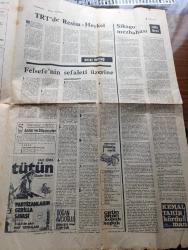Cumhuriyet Sanat Edebiyat Gazetesi - Turkish Newspaper - Nisan 1971 - şiirin olanakları yazan Necati Cumalı - İki Kemaller yazan Françoise Wagener - çağın tanığı bir yazar olarak Cevat Fehmi Başkut fotoğraflar Ara Güler - evlatlıklar yazan Rauf Mutluay - hikayemizde iki yeni imza yazan Adnan Özyalçıner - hikaye büyük ödülünü kazanan iki sanatçı Osman Şahin ve Ümit İlhan Kaftancıoğlu Adnan Özyalçıner'in sorularını cevaplandırırken fotoğraf - Ökkeş ve Maraş'ın destanı'ndan yazan Gülten Akın - şafağın demircisi  yazan Tekin Sönmez - felsefenin sefaleti üzerine - TRT'de resim heykel yazan Sezer Tansuğ - Şikago mezbahası yazan Salah Birsel - Milli Eğitim bakanlığı yayınlarından 1000 Temel Eser Serisi - dergiler arasında yazan Fikret Kaynakçı - Tomris Uyar İpek ve Bakır yayınevinde - Kemal Tahir sağır dere bilgi yayınevinde - Aziz Nesin ölmüş eşek bilgi yayınevinde - Çetin Altan kopuk kopuk bilgi yayınevinde - Kemal Tahir kördüman bilgi yayınevinde - Füruzan parasız yatılı bilgi yayınevinde