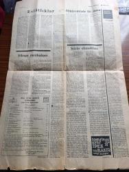 Cumhuriyet Sanat Edebiyat Gazetesi - Turkish Newspaper - Nisan 1971 - şiirin olanakları yazan Necati Cumalı - İki Kemaller yazan Françoise Wagener - çağın tanığı bir yazar olarak Cevat Fehmi Başkut fotoğraflar Ara Güler - evlatlıklar yazan Rauf Mutluay - hikayemizde iki yeni imza yazan Adnan Özyalçıner - hikaye büyük ödülünü kazanan iki sanatçı Osman Şahin ve Ümit İlhan Kaftancıoğlu Adnan Özyalçıner'in sorularını cevaplandırırken fotoğraf - Ökkeş ve Maraş'ın destanı'ndan yazan Gülten Akın - şafağın demircisi  yazan Tekin Sönmez - felsefenin sefaleti üzerine - TRT'de resim heykel yazan Sezer Tansuğ - Şikago mezbahası yazan Salah Birsel - Milli Eğitim bakanlığı yayınlarından 1000 Temel Eser Serisi - dergiler arasında yazan Fikret Kaynakçı - Tomris Uyar İpek ve Bakır yayınevinde - Kemal Tahir sağır dere bilgi yayınevinde - Aziz Nesin ölmüş eşek bilgi yayınevinde - Çetin Altan kopuk kopuk bilgi yayınevinde - Kemal Tahir kördüman bilgi yayınevinde - Füruzan parasız yatılı bilgi yayınevinde