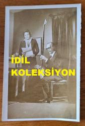 CEMİL ŞAHBAZ'IN ORİJİNAL 2'Lİ FOTOĞRAF SETİ - 18 x 12 cm EBADINDA - CEMİL ŞAHBAZ, SADUN AKSÜT ve GÜLİSTAN OKAN, BİRLİKTE MÜZİK İCRA EDERLERKEN ÇEKİLMİŞ 2 FARKLI KARE, 9 MART 1974