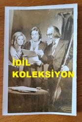 CEMİL ŞAHBAZ'IN ORİJİNAL 2'Lİ FOTOĞRAF SETİ - 18 x 12 cm EBADINDA - CEMİL ŞAHBAZ, SADUN AKSÜT ve GÜLİSTAN OKAN, BİRLİKTE MÜZİK İCRA EDERLERKEN ÇEKİLMİŞ 2 FARKLI KARE, 9 MART 1974